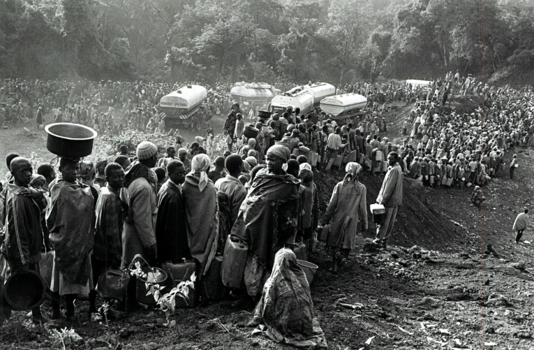 Réfugiés rwandais hutus dans les camps de Goma. 1994. Zaïre.
© Sebastiao Salgado