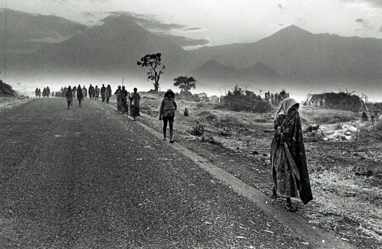 En juillet 1994, entre 600 000 et 1 000 000 réfugiés rwandais arrivent dans et autour des villes de Goma et Bukavu, dans les régions du Nord et du Sud-Kivu au Zaïre.
© Sebastiao Salgado