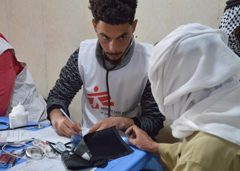 Un infirmier lors d'une consultation avec un patient affecté par une maladie chronique, dans le centre de santé d'Hawija. 2019. Irak. 
 © MSF