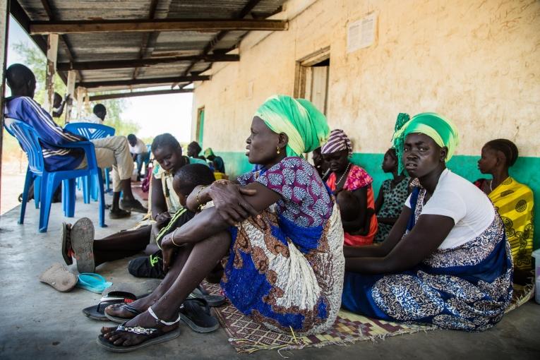 Des femmes attendent qu'on vérifie l'état de santé de leurs enfants à proximité&nbsp;d’une clinique mobile gérée par MSF dans le village de Ying, dans le nord-est du Soudan du Sud.
 © Igor G. Barbero/MSF