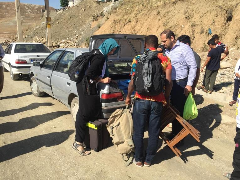Les équipes MSF chargent un taxi pour se rendre dans des villages isolés. 2019. Iran. 
 © Sacha Petiot-Smigieski/MSF