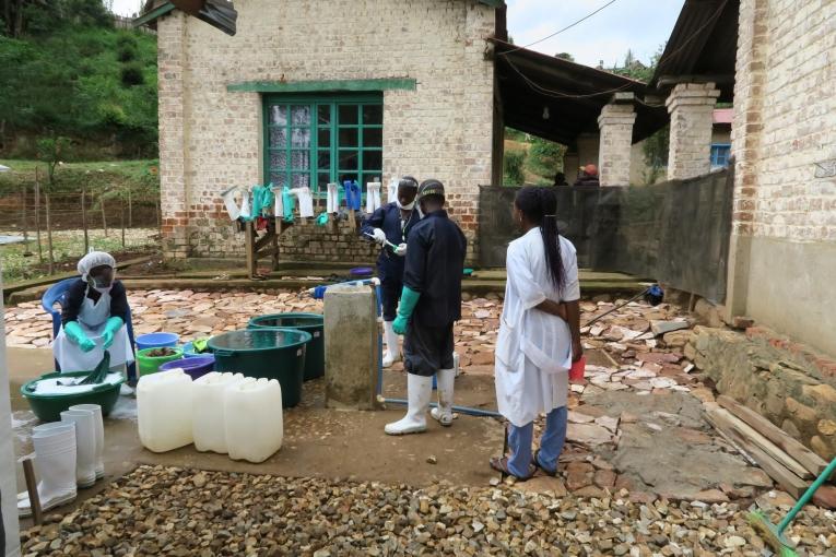 Des hygiénistes MSF travaillent à la désinfection de matériel médical. 2019. République démocratique du Congo. 
 
 © Caroline Frechard/MSF