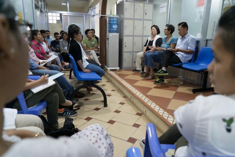 Lydia Rebiha, superviseuse des soins infirmiers, prend la parole lors d'une réunion de groupe à la clinique MSF de l'hôpital Preah Kossamak de Phnom Penh, au Cambodge, le 21 avril 2017.
 © Todd Brown