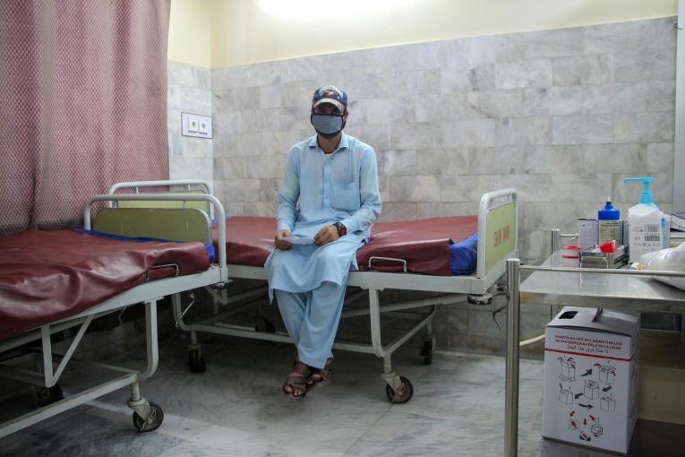 Shahbaz attend de recevoir sa première injection contre la leishmaniose cutanée dans le centre de traitement MSF de l'hôpital Naseerullah Babar Khan, à Peshawar. 2019. Pakistan. 
 © Nasir Ghafoor/MSF