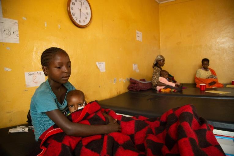 Dans le centre de santé de Banko Gotiti (zone de Gedeo) soutenu par MSF, une jeune mère s'occupe de son bébé, atteint de malnutrition. 
 © Igor Barbero/MSF