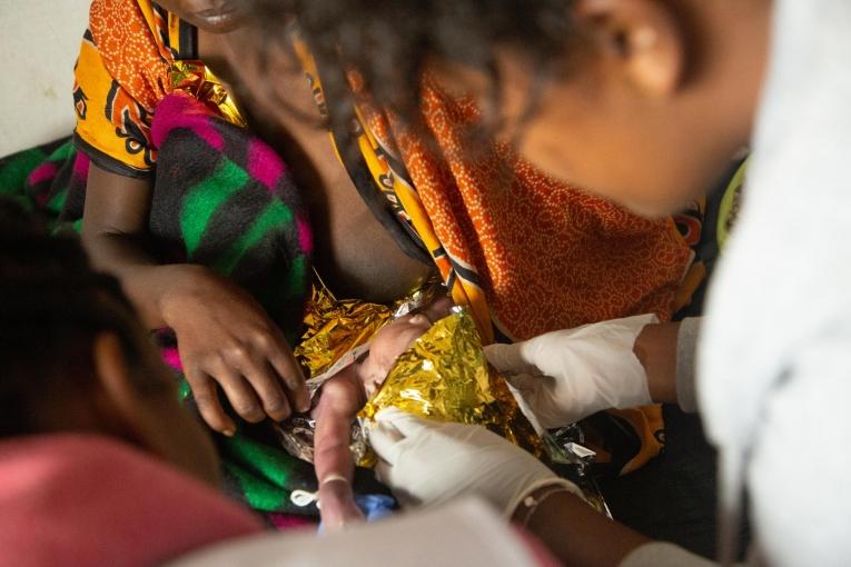 Un médecin MSF ausculte un nouveau-né dans le centre de santé de Banko Gotiti, dans la zone de Gedeo.
 © Igor Barbero/MSF