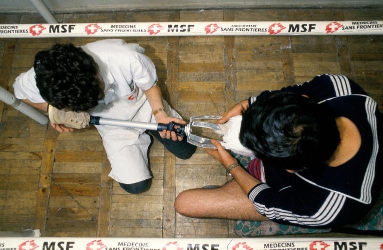 Programme de kinésithérapie, essai de prothèse pour un patient amputé à la suite d'une blessure lors du séisme de 1988. 
 © Roger Job