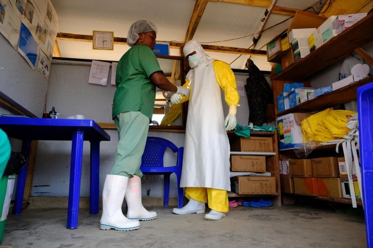 Un membre des équipes MSF se prépare à entrer dans la zone à haut risque du centre de traitement Ebola de Beni. République démocratique du Congo. 2019. 
 © Samuel Sieber/MSF