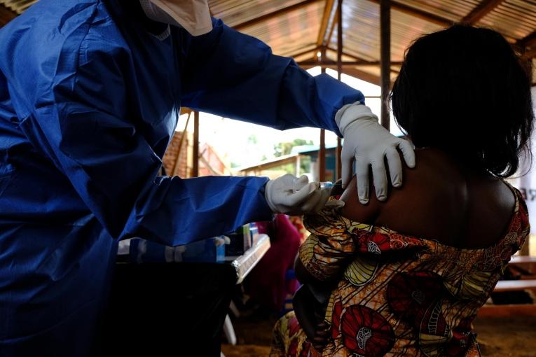 Une vaccination Ebola dans le centre de santé de Kanzulinzuli à Beni, soutenu par MSF. République démocratique du Congo. 2019. 
 © Samuel Sieber/MSF