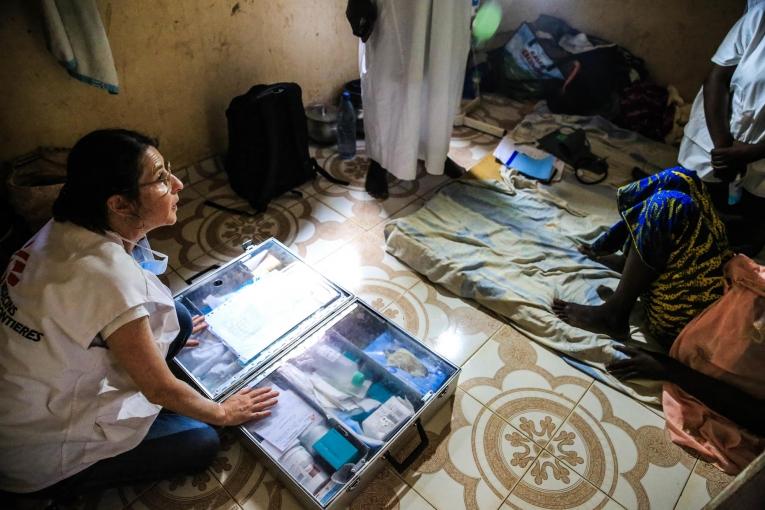 L'infirmière MSF Nathalie Kornfein au domicile d'une patiente âgée de 40 ans, atteinte d'un cancer du sein. Les visites à domicile ont lieu plusieurs fois par semaine et permettent notamment de surveiller l'état des plaies tumorales des patients. Mali. 2019. 
 © MSF/Mohammad Ghannam