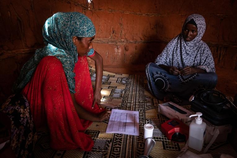 Hamdi suit la grossesse d'Aamina
 © Susanne Doettling/MSF