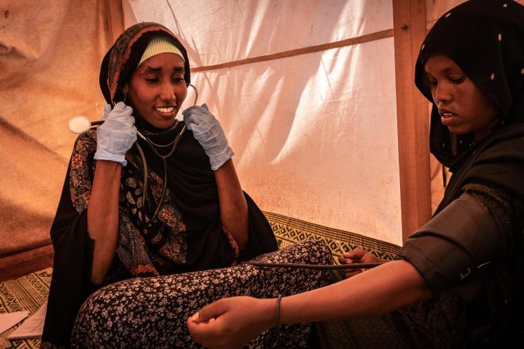 Hamdi prend en charge Faadumo. 
 © Susanne Doettling/MSF