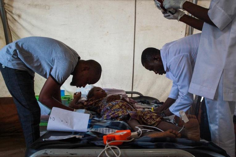 Une équipe médicale MSF effectue une transfusion sanguine sur un patient pris en charge pour paludisme dans la clinique MSF de Bama, au Nigeria, en décembre 2019.
 © Scott Hamilton/MSF