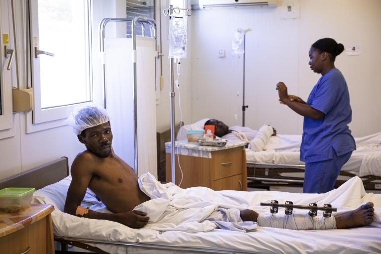 Wilken, 34 ans, en salle d’hospitalisation. Wilken a reçu une balle perdue dans la jambe droite. Il se considère comme une victime du dysfonctionnement du pays.&nbsp;
 © Leonora Baumann