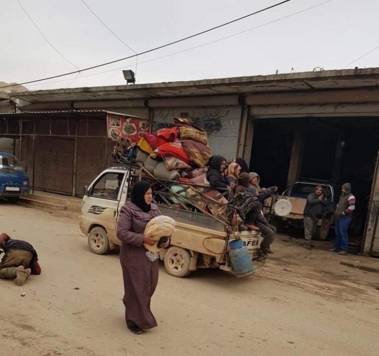 Une famille fuit les combats en camion dans la province d'Idlib, dans le nord-ouest de la Syrie. 
 © MSF