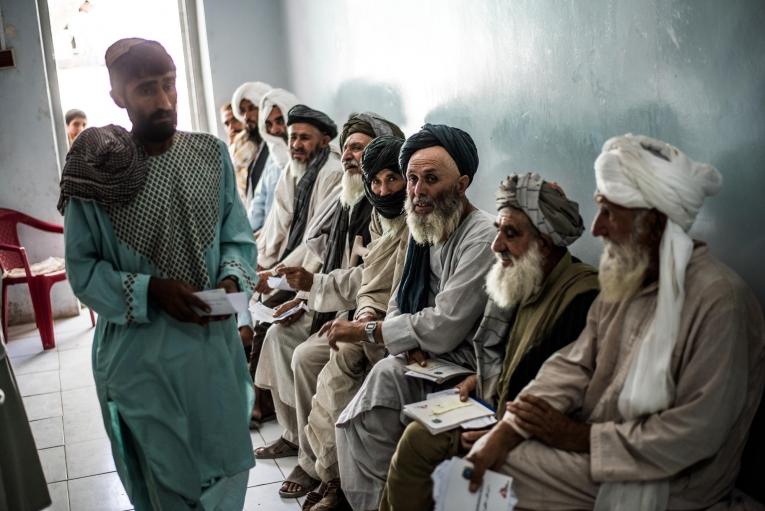 Des hommes attendent pour une consultation à l'hôpital Boost à Lashkar Gah, Helmand, Afghanistan.
 © Kadir Van Lohuizen/Noor
