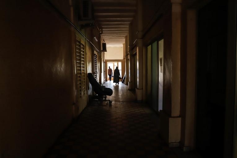Dans les couloirs du service oncologie de l'Hôpital Universitaire du Point G de Bamako, soutenu par MSF, le 30 janvier 2020.
 © Paul Lorgerie