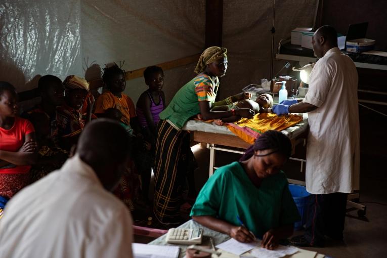 Salle de traitement de la rougeole de l'hôpital de Bossangoa. République centrafricaine. 2020. 
 
 © James Oatway