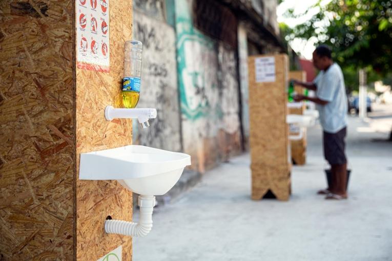 Des points d'eau équipés en savon ont été placées à proximité des activités de promotion de la santé de MSF pour le lavage de main. Rio de Janeiro, Brésil.
© Mariana Abdalla/MSF