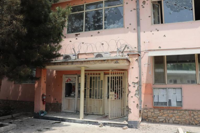 Entrée de l'hôpital Dasht-e-Barchi à Kaboul le lendemain de l'attaque survenue le 12 mai 2020.
 © Frederic Bonnot/MSF