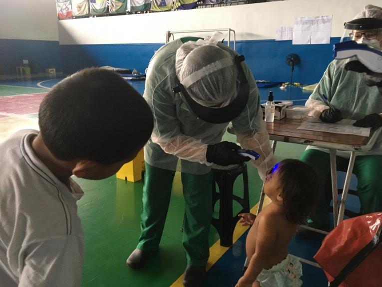Un infirmier MSF lors d'une séance de dépistage dans la ville de Manaus. Brésil. Mai 2020.
 © MSF