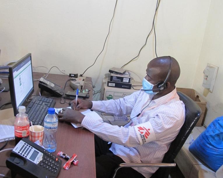 MSF soutient les équipes du ministère de la Santé Publique dans le centre d'appel du SAMU. Niamey. 2020. 
 © Nathalie San Gil/MSF