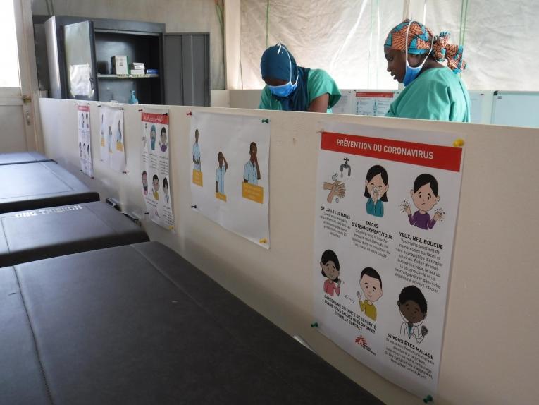 Le centre de traitement du coronavirus construit par MSF se situe dans l’enceinte de l’hôpital National Amirou Boubacar Diallo, aussi appelé Lamordé. Plus d'une centaine de personnes ont été recrutées et formées à la prise en charge des patients atteints de coronavirus. Niger. 2020. 
 © Nathalie San Gil/MSF