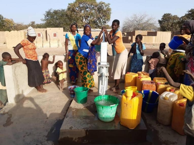 L'accès à l'eau potable est une des principales préoccupations des déplacés et des communautés hôtes de Fada. Burkina Faso. 2020.
 
 © MSF