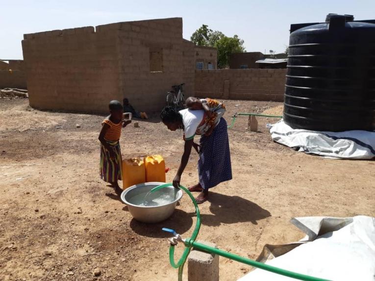 Des habitants de Fada se fournissent en eau. Burkina Faso. 2020. 
 
 © MSF