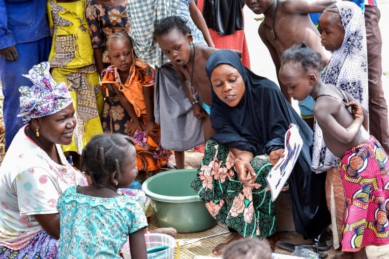 Une séance de sensibilisation des équipes MSF auprès des communautés de la zone de santé de Magaria au Niger. 
 © MSF/Elise Mertens