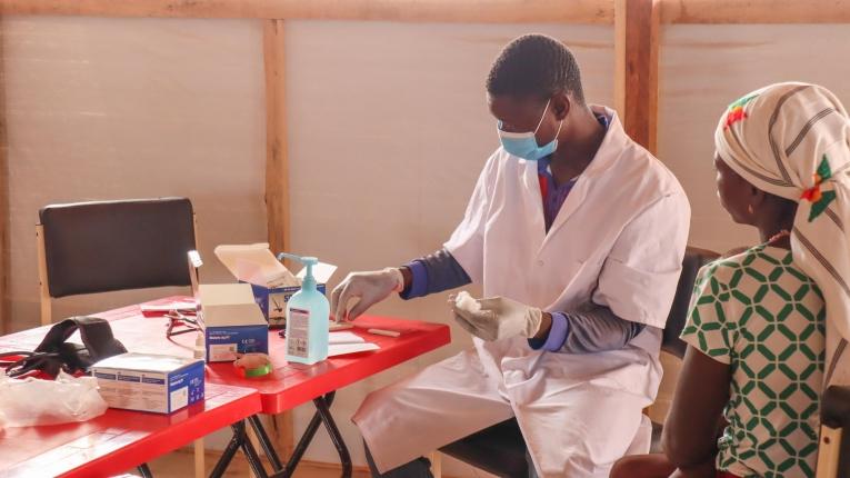 Un membre des équipes MSF en consultation avec une patiente dans la salle de triage du centre de santé de Bourzanga. Burkina Faso. 2020. 
 
 © Noelie Sawadogo/MSF