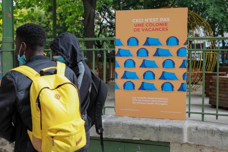 Une affiche de soutien réalisée à l'occasion de l'installation du camp de mineurs isolés étrangers à Paris. 2020. 
 © Nicolas Guyonnet/MSF