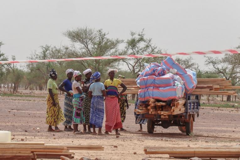 Une distribution de biens de première nécessité par les équipes MSF au Burkina Faso. 2020. 
 © Noelie Sawadogo/MSF