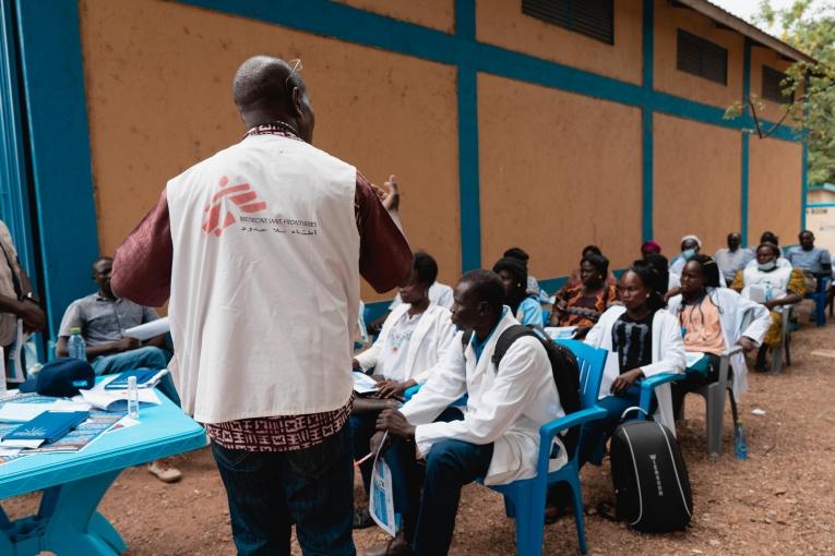 Séance de formation aux mesures de prévention et contrôle des infections auprès du personnel de l'hôpital Al Sabah de Juba.
 © Gabriele François Casini/MSF