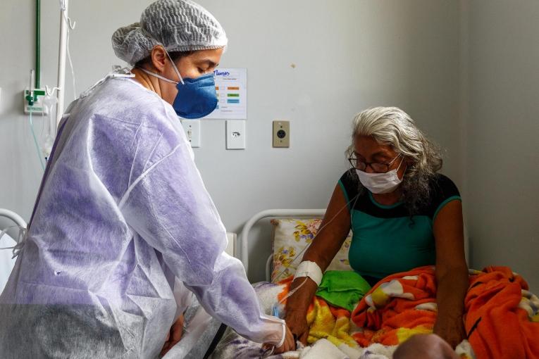 Une médecin MSF en consultation avec une patiente atteinte de la Covid-19 à l'hôpital de Tefé, dans l'État d'Amazonas au Brésil.
© Diego Baravelli