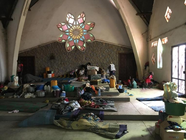 Près de la moitié des 8 000 déplacés de Bouar vivent dans l'ancienne cathédrale de la ville. République centrafricaine. 2021. 
 © Vivien  Ngalangou/MSF