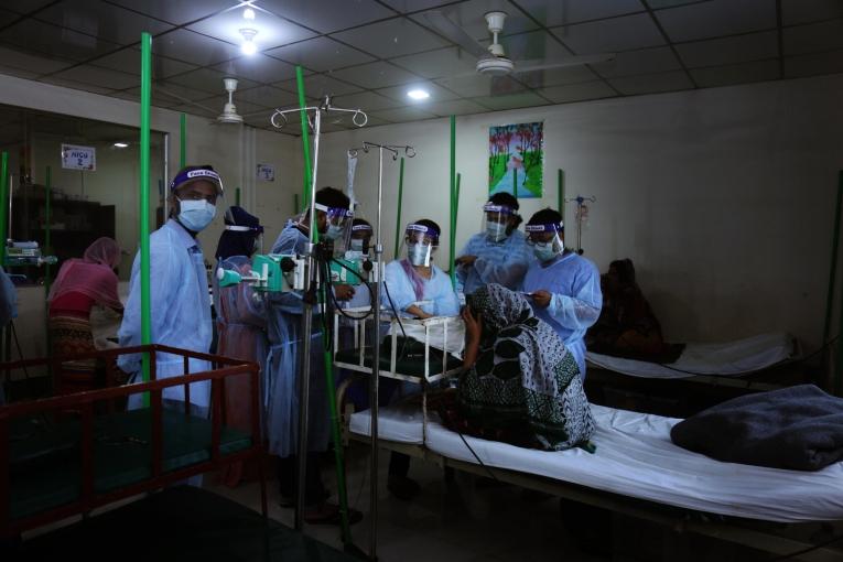 Un bébé est examiné par du personnel médical MSF dans un hôpital de Cox's Bazar. 2020. Bangladesh.
 
 © Hasnat Sohan/MSF