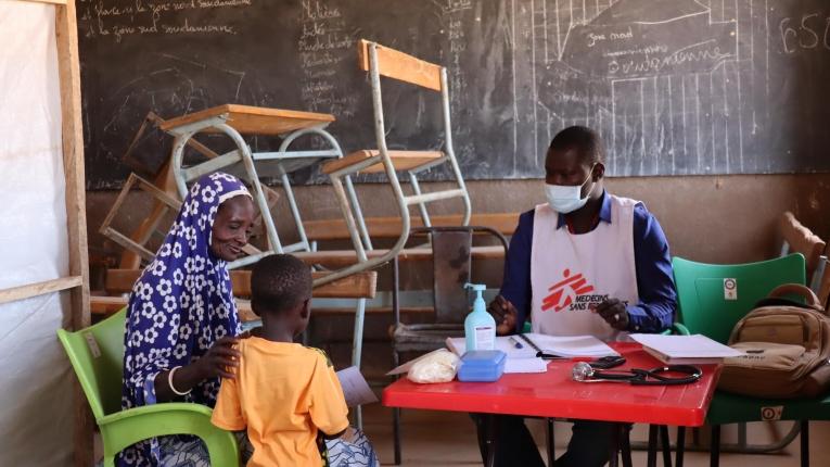 Mariam et son fils, en consultation dans la clinique mobile MSF installée dans le village de Sirfou. Depuis qu'elle a fui son foyer, Mariam connaît des difficultés pour accéder à des soins de santé, soit à cause de l'absence de service de santé, soit en raison de difficultés financières. Février 2021. Burkina Faso. 
 © Noelie Sawadogo/MSF