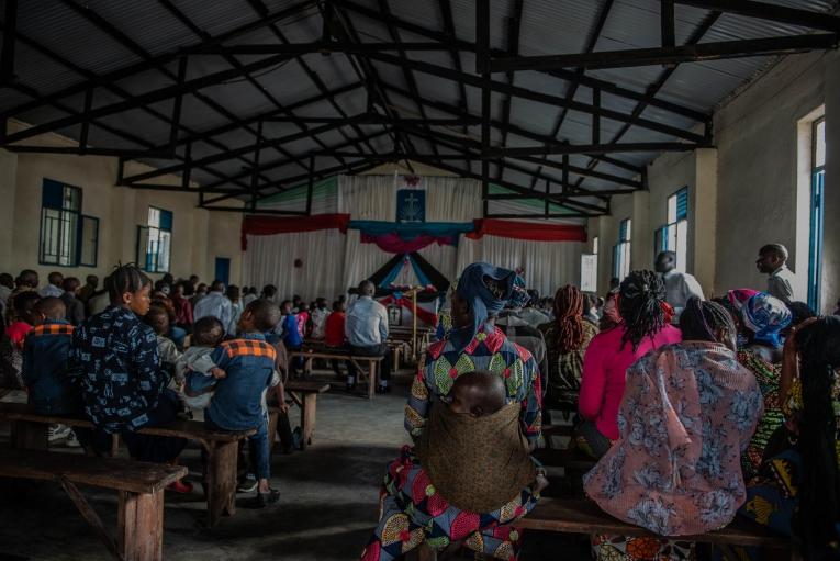 Environ 36 000 personnes sont déplacées à Sake, notamment au sein de l'église néo-apostolique, l'un des plus grands sites d'accueil, où se trouvent des centaines de familles dans des conditions très difficiles.
 © Moses Sawasawa