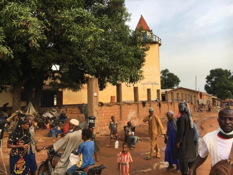 Vue de la mosquée de Bambari, dans laquelle s'est réfugiée une partie des personnes déplacées qui ont fui le camp d'Élevage. République centrafricaine. 2021. 
 © Vivien Aristide/MSF