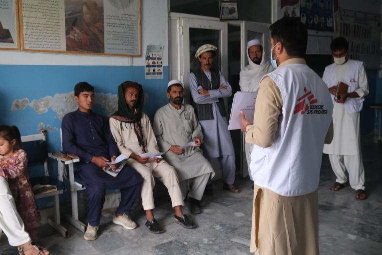 Avril 2021, Noor-U-Rahman, employé MSF, explique les signes de danger à surveiller pendant une grossesse à un groupe de soignants dans le centre de santé Tani, soutenu par MSF, situé dans la province de Khost.
 © Tom Casey/MSF