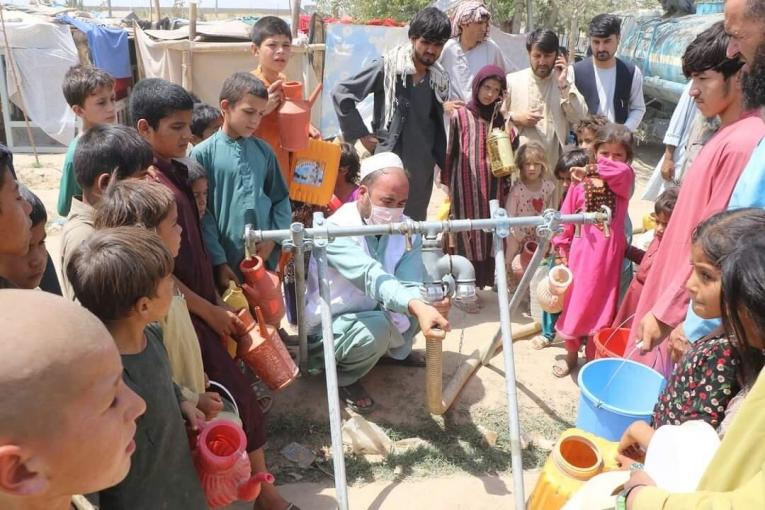 Au moins de juin, de violents combats autour de la ville de Kunduz ont forcé des milliers de personnes à quitter leur domicile. 400 familles ont cherché refuge dans un campement informel où les équipes de MSF ont fourni 12 000 litres d'eau potable par jour.
 © Prue Coakley/MSF