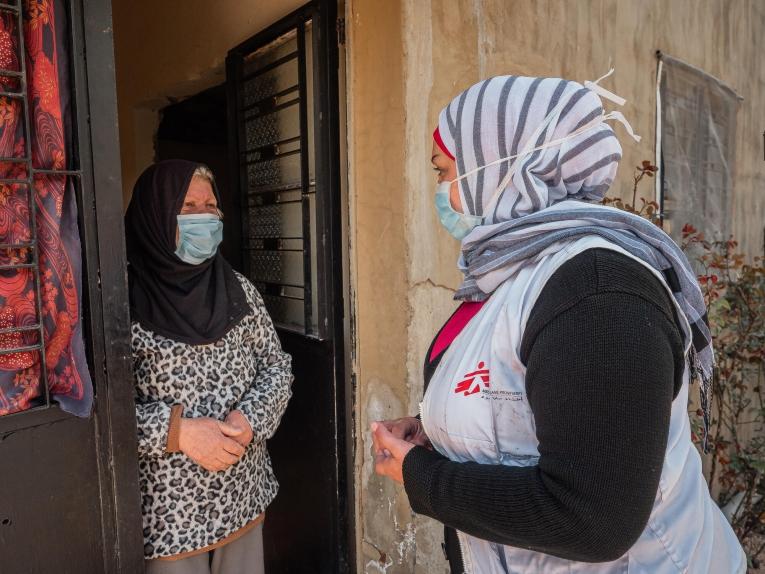 Une travailleuse MSF vient rendre visite à Fawziyya Al-Sahili.
 © Tariq Keblaoui