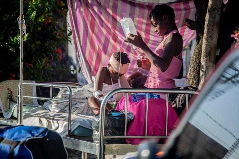 Aux Cailles, un garçon est soigné à l'extérieur de l'hôpital général, après le tremblement de terre du 14 août 2021.
 © Richard Pierrin/Getty Images/AFP