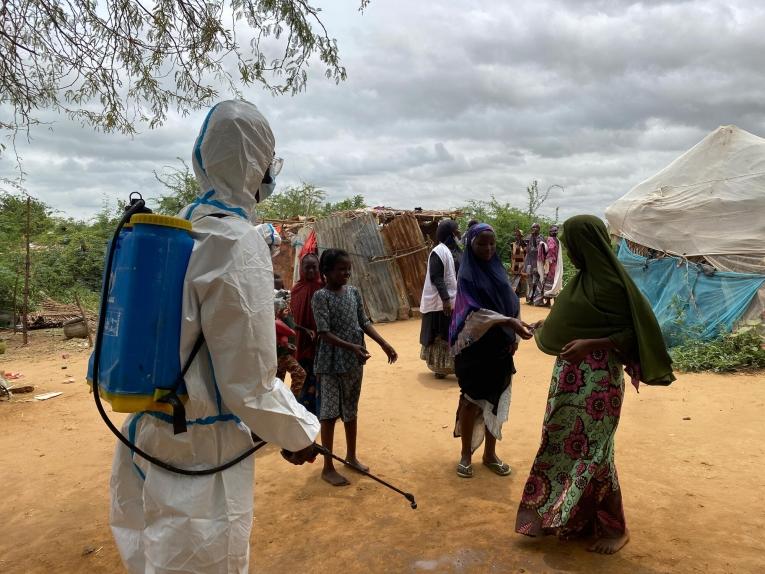 Un agent MSF désinfecte la maison d'un patient admis dans un centre de traitement du choléra géré par MSF. Niger. 2021.
 © Mariama Diallo/MSF