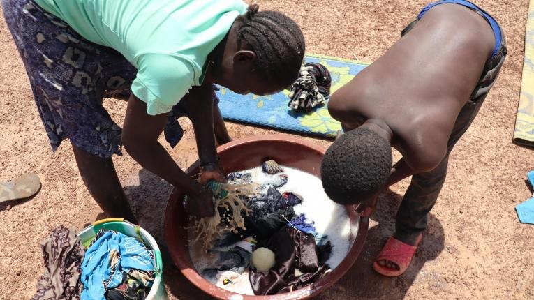 Les habitants du camp de personnes déplacées de Barsalogho sont contraintes de recourir à des eaux souillées pour leurs activités ménagères. Burkina Faso. 2021.
 © MSF/Seigneur Yves Wilikoesse