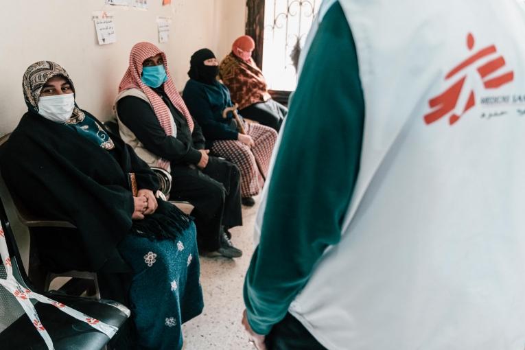 Des patients attendant pour recevoir une consultation à la clinique MSF d'Arsal, dans la plaine de la Bekaa. Liban.
© Karine Pierre/Hans Lucas