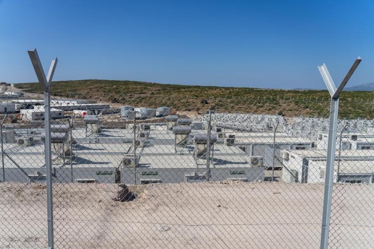Le nouveau camp de Samos doit accueillir 3 000 personnes, selon les autorités grecques. 2 100 auraient un&nbsp;« accès contrôlé » au camp et 900 seraient placées en détention dans l'attente de leur renvoi vers la Turquie. Grèce. 2021.
 © MSF/Evgenia Chorou