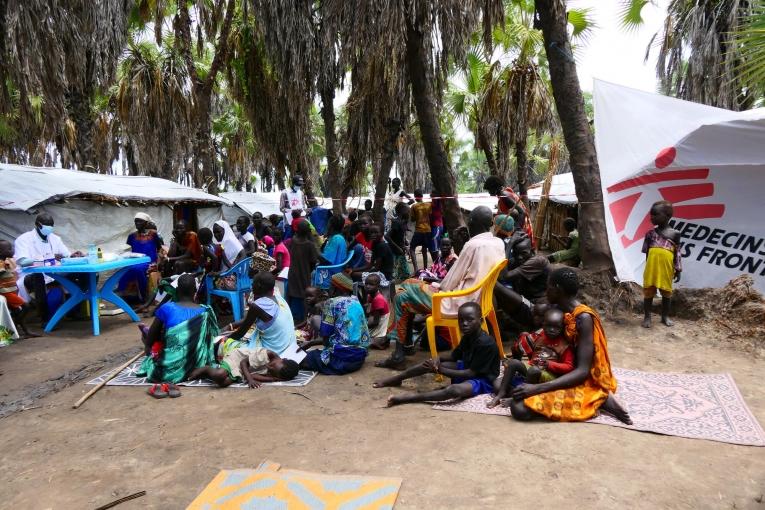 Des personnes déplacées vivant à Roupgak attendent une consultation médicale avec l'équipe mobile de MSF. Le paludisme, la diarrhée aqueuse aiguë et les infections respiratoires étaient les pathologies principales qui touchaient les habitants de cette région.
 © Damaris Giuliana/MSF