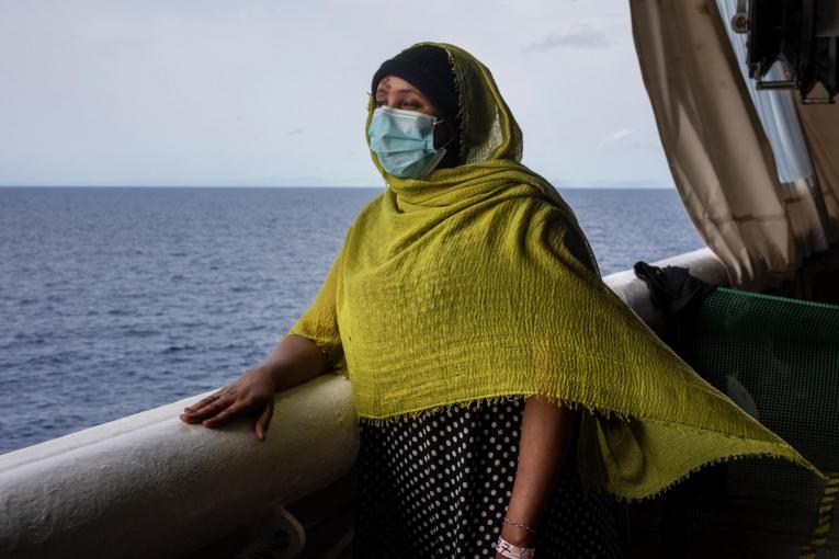 Lorsqu'elle a été secourue par MSF, Ayaan* voyageait sur un petit bateau avec 54 autres personnes.
 © Pablo Garrigos/MSF